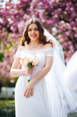 Paris 'te Sakura yakınlarında gelinlik giymiş gelin.