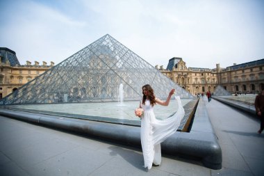 Genç bir kadın beyaz dantelli elbiseler, yüksek topuklu ayakkabılar, Paris,