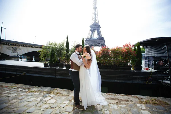 Couple in love in Paris, wedding photography — Stock Photo, Image