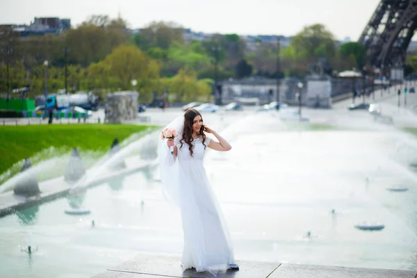 Bride in a luxurious wedding dress in Paris — Stock Photo, Image