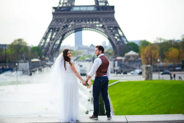 Bride and groom having a romantic moment on their wedding day in Paris, in front of the Eiffel tour — Stock Photo, Image