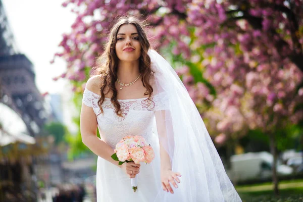Braut im luxuriösen Hochzeitskleid in Paris — Stockfoto