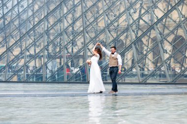 Mutlu gelin ve damat Paris 'te düğünlerinin tadını çıkarıyorlar.