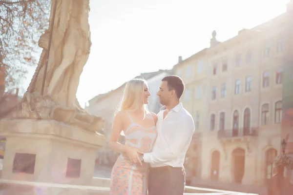 Casal bonito no amor namoro ao ar livre e sorrindo — Fotografia de Stock