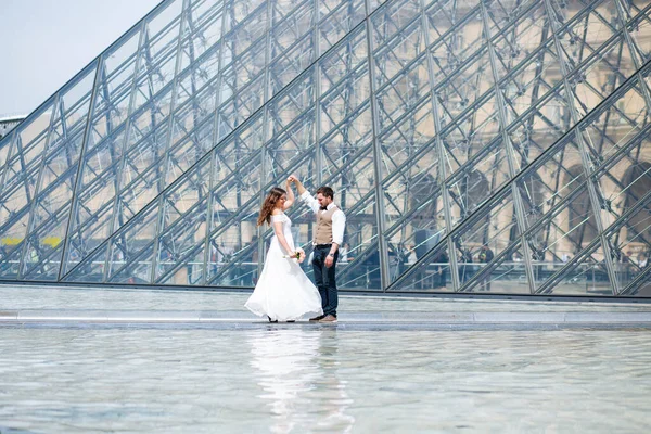 Boldog menyasszony és vőlegény élvezik az esküvőt Párizsban — Stock Fotó