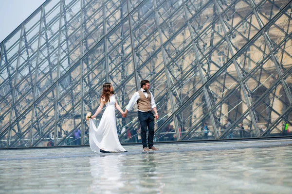 Pareja enamorada en París, fotos de boda —  Fotos de Stock