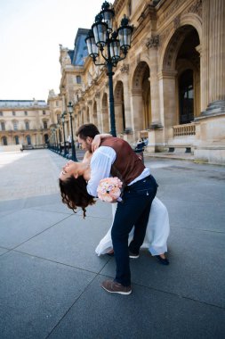 Paris 'te aşık bir çift, düğün fotoğrafları.