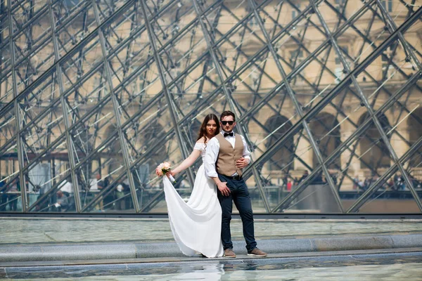 Paris 'te aşık bir çift, düğün fotoğrafları. — Stok fotoğraf