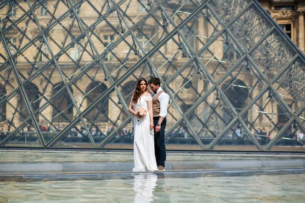 Mutlu gelin ve damat Paris 'te düğünlerinin tadını çıkarıyorlar. — Stok fotoğraf