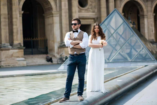 Mutlu gelin ve damat Paris 'te düğünlerinin tadını çıkarıyorlar. — Stok fotoğraf