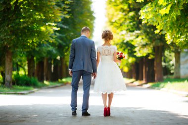 Gelin ve damat düğün günlerinde, doğada yürüyorlar..
