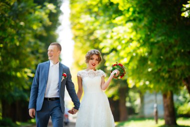 Gelin ve damat düğün günlerinde, doğada yürüyorlar..