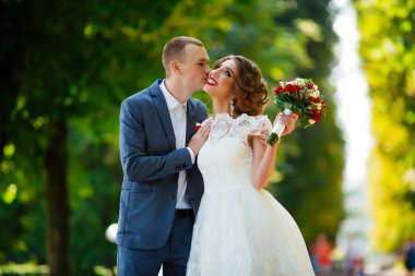 Gelin ve damat düğün günlerinde, doğada yürüyorlar..