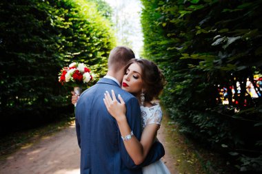 Düğün çifti, güzel genç gelin ve damat,