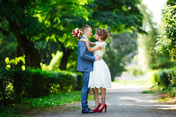 Svatební pár, krásná mladá nevěsta a ženich, — Stock fotografie