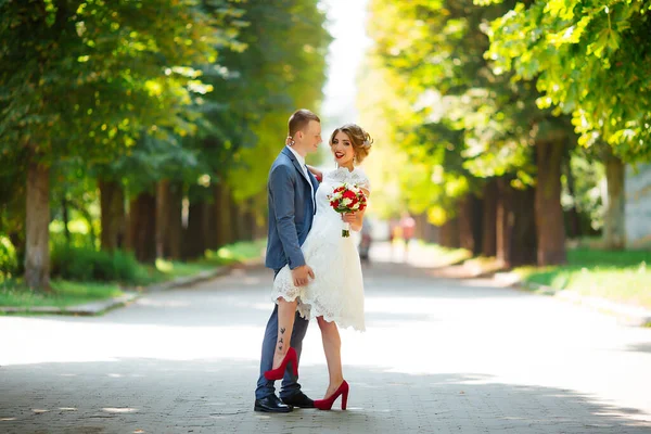 Esküvő pár, gyönyörű fiatal menyasszony és vőlegény, — Stock Fotó