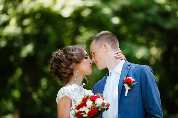 Hochzeitspaar, schöne junge Braut und Bräutigam, — Stockfoto