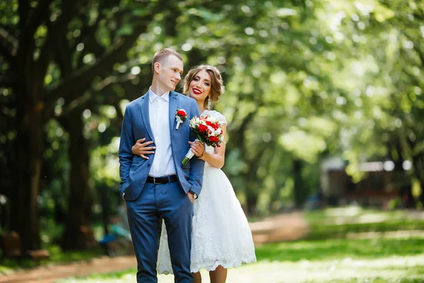 Menyasszony és vőlegény az esküvő napján, séta a szabadban a természetben. — Stock Fotó