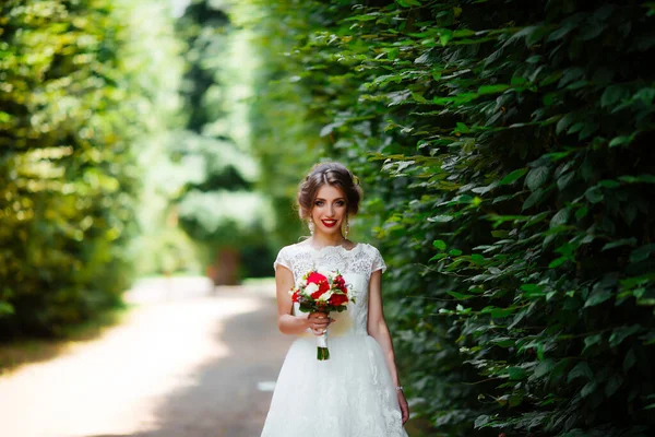 Elegancka panna młoda i pan młody pozują razem na świeżym powietrzu w dniu ślubu — Zdjęcie stockowe