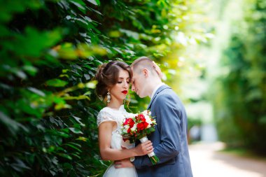 Gelin ve damat düğün günlerinde, doğada yürüyorlar..