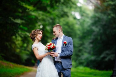 Düğün çifti, güzel genç gelin ve damat,