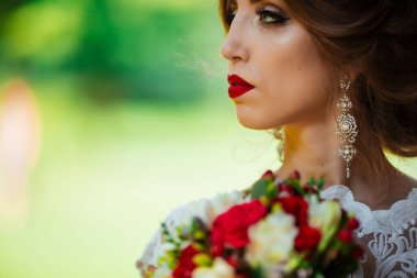 Düğün çifti, güzel genç gelin ve damat,