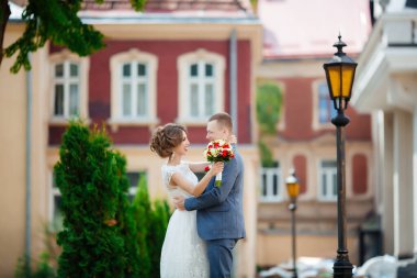 Gelin ve damat düğün günlerinde, doğada yürüyorlar..