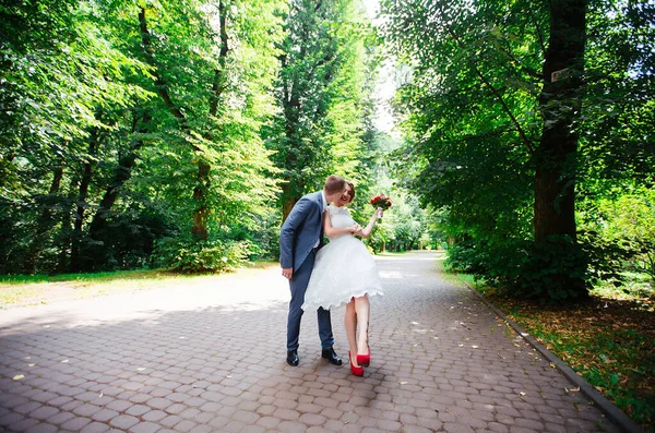 Novia elegante y novio posando juntos al aire libre en un día de boda —  Fotos de Stock