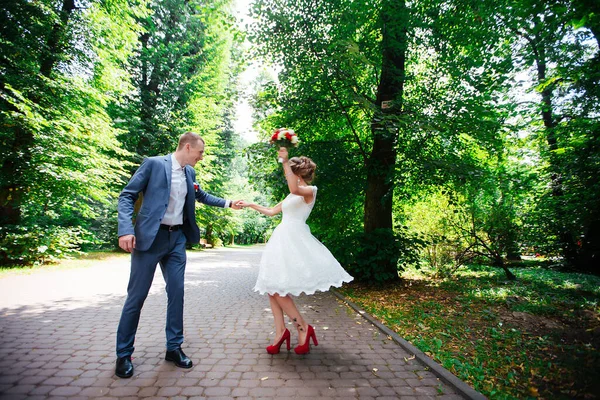 Danse de mariage en plein air. Les danseurs aiment voler . — Photo