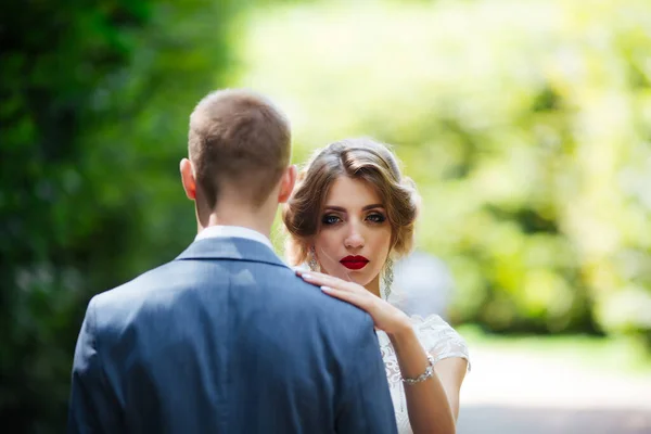 Braut und Bräutigam am Hochzeitstag beim Wandern in der Natur. — Stockfoto