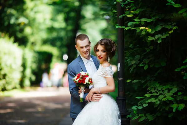 Elegant brud och brudgum poserar tillsammans utomhus på en bröllopsdag — Stockfoto