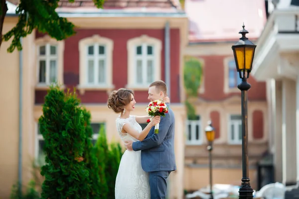 Nevěsta a ženich v jejich svatební den, procházky venku v přírodě. — Stock fotografie