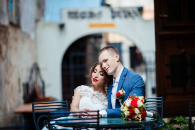 Düğün çifti, güzel genç gelin ve damat,