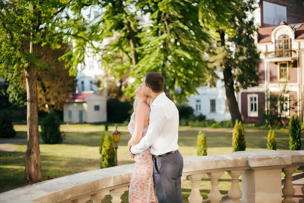 Camminare per strada insieme. Felice giovane uomo e donna sorridente che cammina per le strade della Città Vecchia, — Foto Stock