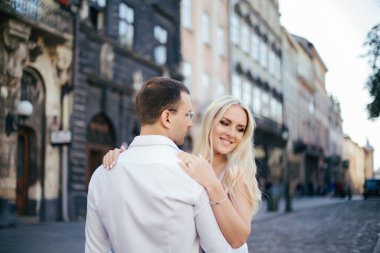 Açık havada aşık, gülümseyen bir çift, lviv. yaz