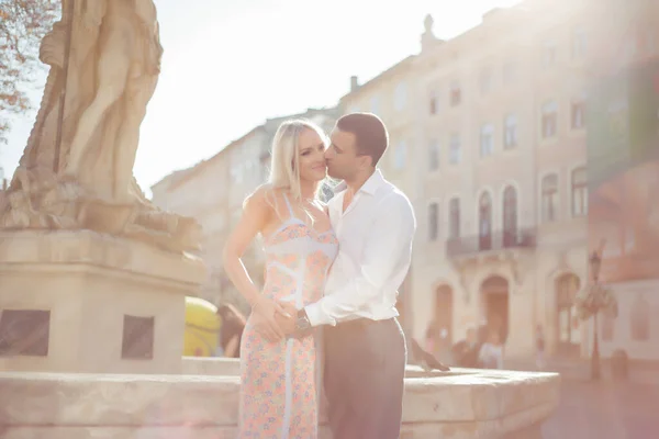 Žena se svým manželem procházky po městě, úhledně oblečený — Stock fotografie