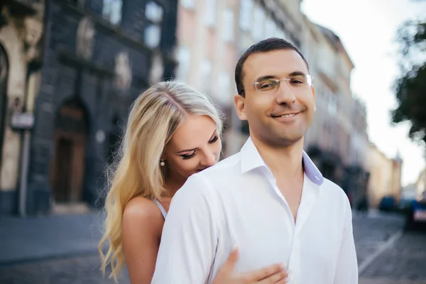 Casal bonito no amor namoro ao ar livre e sorrindo — Fotografia de Stock