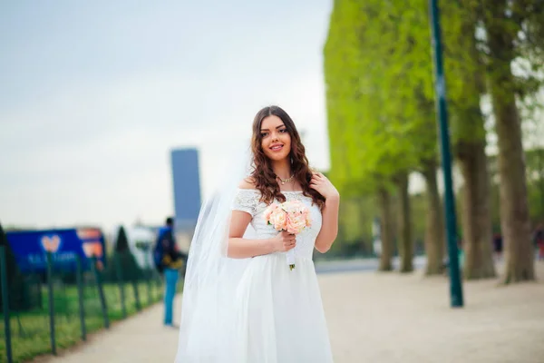Młoda kobieta chodzi w białej koronkowej sukience, buty na obcasie, Paryż, — Zdjęcie stockowe