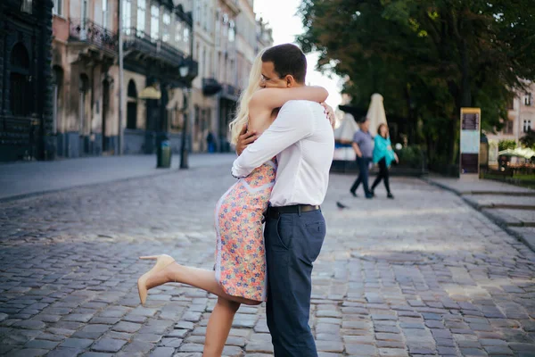 Mooi paar in liefde dating buiten en glimlachen — Stockfoto