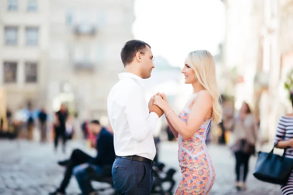Walking down the street together. Happy young man and smiling woman walking through the streets of Old Town, — Stock Photo, Image