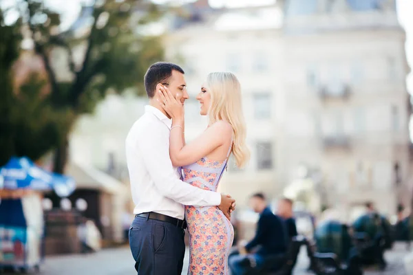 Mulher com o marido andando pela cidade, vestida ordenadamente — Fotografia de Stock