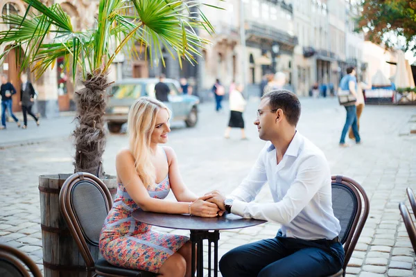 Liefdevol stel dat door de stad loopt. Lviv — Stockfoto