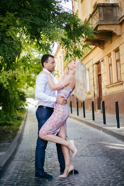 Romantic tourist couple walking around the city relaxing — Stock Photo, Image