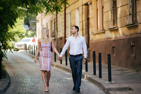 Casal bonito no amor namoro ao ar livre e sorrindo — Fotografia de Stock