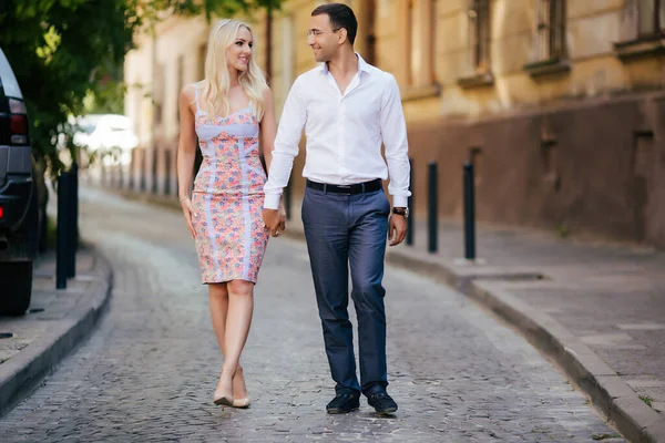 Hermosa pareja en el fondo de la ciudad posando, altura completa — Foto de Stock