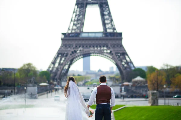 Novia feliz y novio disfrutando de su boda en París — Foto de Stock