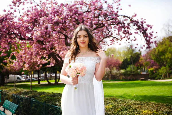 Novia posando cerca de Sakura en París. boda — Foto de Stock