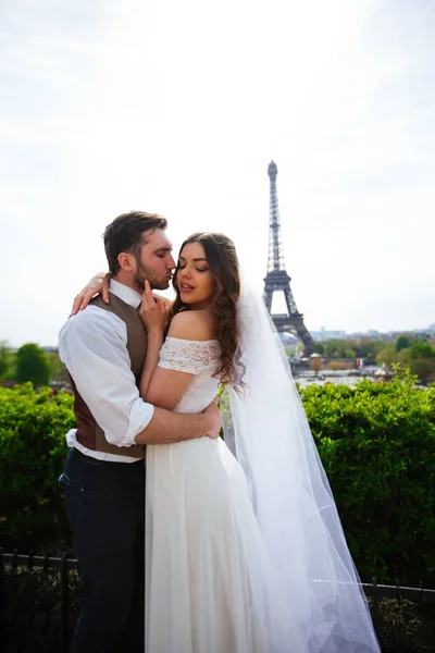 Couple in love in Paris, wedding photography — Stock Photo, Image