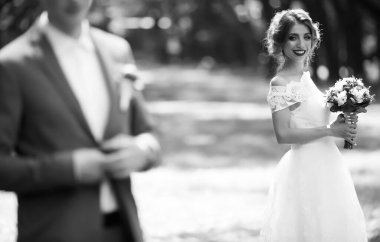 Düğün çifti, güzel genç gelin ve damat,