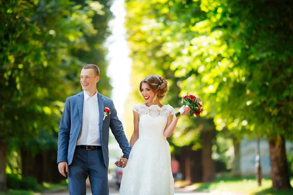 Bruiloft koppel, gelukkig pasgetrouwden en echtgenoot knuffelen in groen park. — Stockfoto